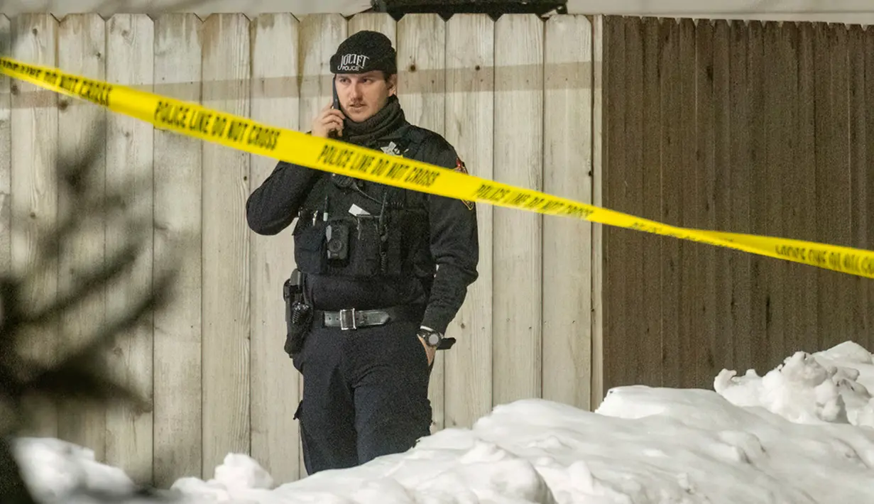 Polisi melakukan pemeriksaan setelah terjadi penembakan di Illinois. (Tyler Pasciak LaRiviere/Chicago Sun-Times via AP)