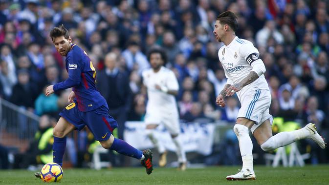 Lionel Messi merepotkan pertahanan Real Madrid yang dijaga Sergio Ramos (JAVIER SORIANO / AFP)