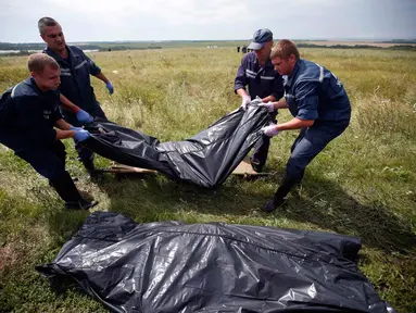 Petugas dari Ukraina mengangkat jenazah korban kecelakaan pesawat Malaysia Airlines MH17 di Grabovo, Donetsk, Ukraina (REUTERS/Maxim Zmeyev) 