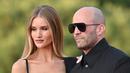 Aktor Inggris Jason Statham bersama pasangannyua Rosie Huntington-Whiteley tiba untuk pemutaran perdana film "Fast X", film kesepuluh dalam Fast & Furious Saga, di monumen Colosseum di Roma pada 12 Mei 2023. (AFP/Alberto Pizzoli)