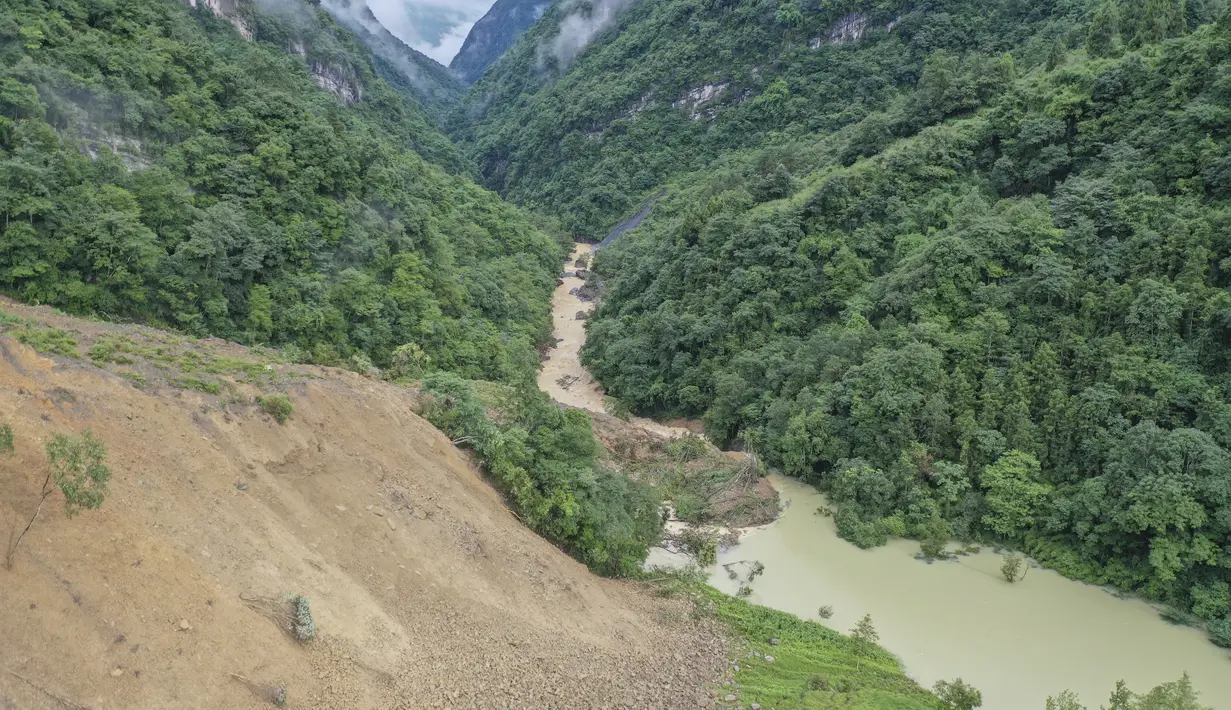 Foto udara memperlihatkan lokasi tanah longsor di Desa Liujing, Distrik Wulong, Chongqing, China (26/7/2020). Genangan air yang terbentuk akibat tanah longsor yang dipicu hujan lebat itu berukuran sekitar 1,3 juta meter kubik dan berlokasi di Sungai Yancang, anak Sungai Wujiang. (Xinhua/Huang Wei)