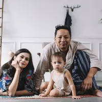 Beberapa kali Ringgo Agus Rahman memberikan kode pada istrinya untuk tambah momongan. Sejak lama Ringgo ingin menambah anak, tapi sang istri belum siap lantaran belum nyapih Bjorka Peter Morsheck. (Instagram/sabaidieter)