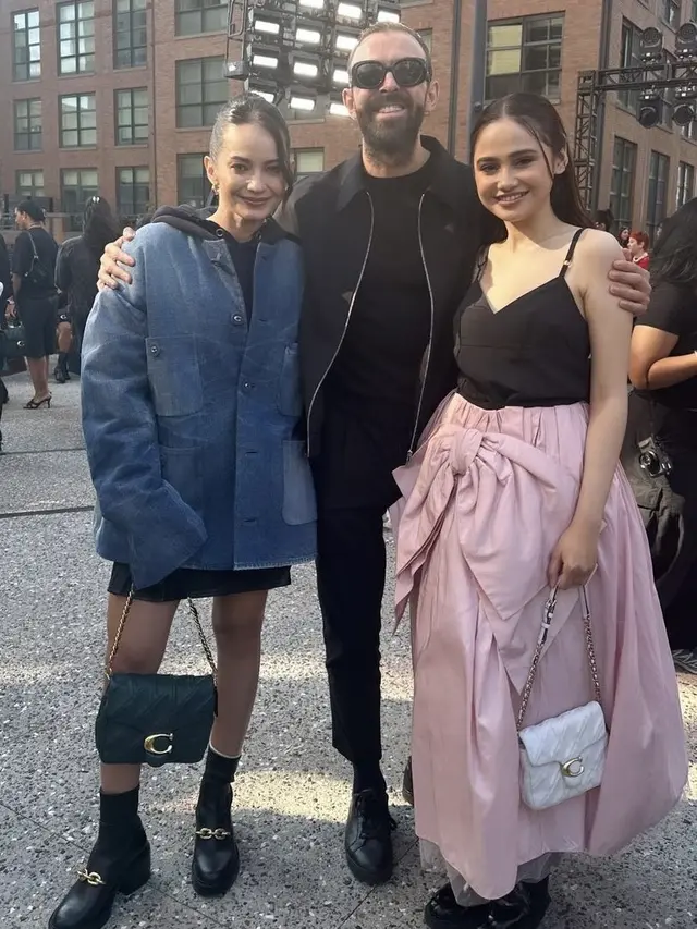 Enzy Storia saat Hadir di New York Fashion Week.