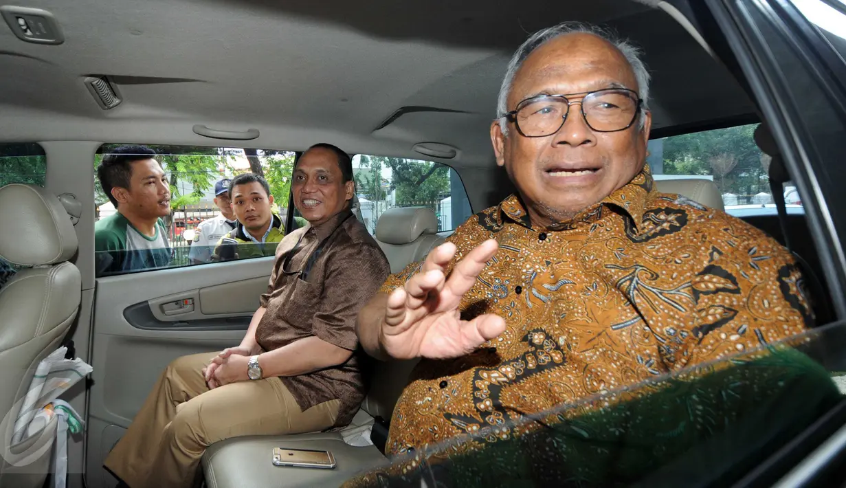 Plt Ketua KPK, Taufiqurahman Ruki memasuki mobil usai meninjau gedung baru Tipikor, Jakarta, Senin (16/11/2015) Kedatangan Ruki untuk mengetahui kesiapan serta kekurangan dari ruangan Para Jaksa KPK. (Liputan6.com/Helmi Afandi)