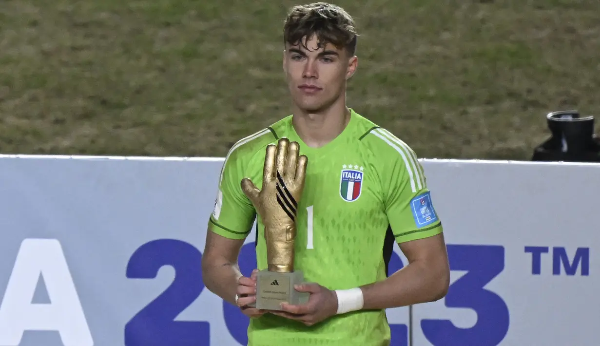Kiper Italia, Sebastiano Desplanches berfoto dengan trofi Golden Gloves Award setelah laga final Piala Dunia U-20 2023 antara Uruguay menghadapi Italia di Unico Diego Armando Maradona Stadium, La Plata, Argentina, Senin (12/6/2023) dini hari WIB. Sebastiano Desplanches dinobatkan sebagai kiper terbaik turnamen dan mampu membawa Italia hingga ke final. (AFP/Luis Robayo)