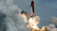 Pesawat ulang-alik Atlantis STS-135 meluncur dari landasan luncur 39A di Pusat Luar Angkasa Kennedy, Cape Canaveral, AS, Jumat (8/7). (Antara).