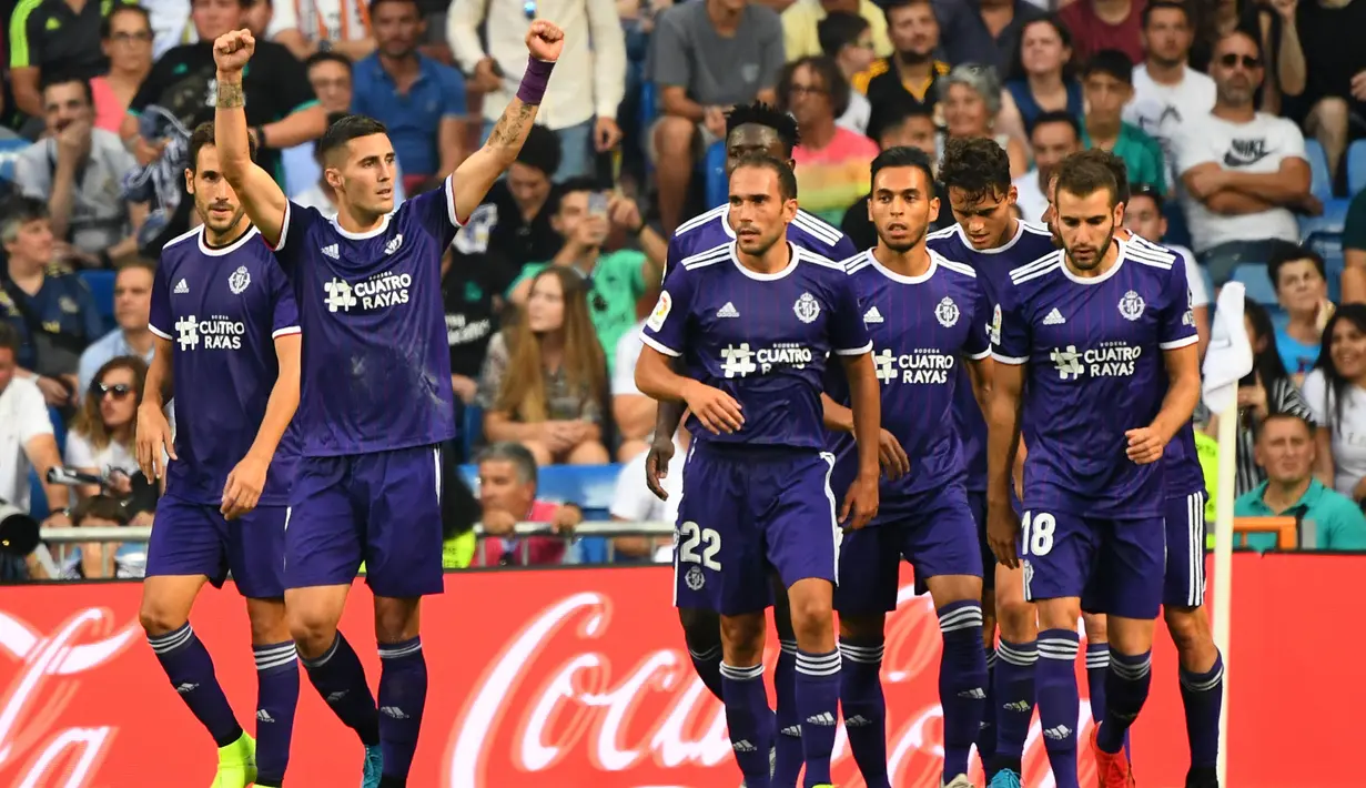 Para pemain Valladolid merayakan gol yang dicetak Sergio Guardiola ke gawang Real Madrid pada laga La Liga di Stadion Santiago Bernabeu, Madrid, Sabtu (24/8). Kedua klub bermain imbang 1-1. (AFP/Gabriel Bouys)