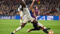 Duel antara Sadio Mane dan Arturo Vidal pada leg 1, babak semifinal Liga Champions yang berlangsung di Stadion Camp Nou, Barcelona, Kamis (2/5). Barcelona menang 3-0 atas Liverpool. (AFP/Josep Lago)