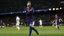 Bek Barcelona, Gerard Pique mentumbang satu gol saat timnya menang atas AS Roma pada leg pertama perempat final Liga Champions di Camp Nou stadium, Barcelona, (4/4/2018). Barcelona menang 4-1. (AP/Manu Fernandez)