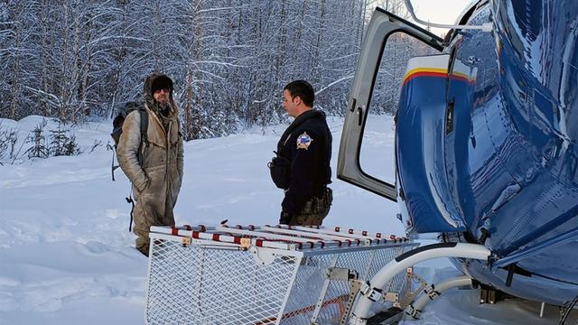 Tyson Steele (kiri) berbicara dengan petugas Zac Johnson (kanan) setelah terdampar di hutan belantara selama 23 hari