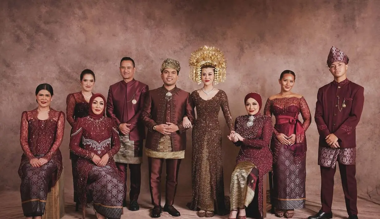 Kebaya dan beskap warna merah maroon jadi pilihan keluarga Aaliyah dan Thariq saat momen resepsi pernikahan keduanya. Pilihan warna tersebut memberi impresi elegan dan mewah. Kebaya dan beskap itu kemudian dipadukan songket warna senada. [@deafebrindagallery/@thariqhalilintar].