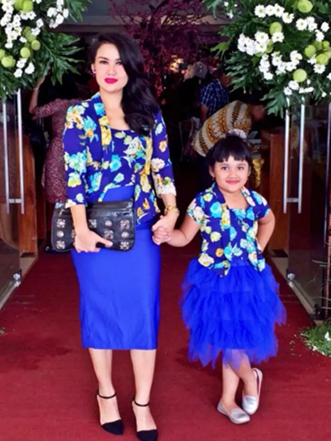 'Sweet', Ini 10 Style Busana Hari Kartini Bersama Mama Tercinta