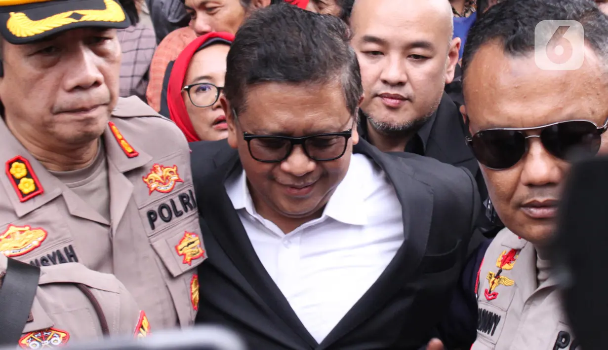 Hasto Kristiyanto yang juga Sekretaris Jenderal (Sekjen) Dewan Pimpinan Pusat (DPP) Partai Demokrasi Indonesia Perjuangan (PDIP) diperiksa penyidik KPK terkait kasus suap dan obstruction of justice atau menghalangi penyidikan buronan Harun Masiku. (Magang/Liputan6.com/Muhammad Rizal)