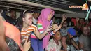 Kedatangan Jokowi pun tak luput dari jepretan kamera pengunjung pasar (Liputan6.com/Herman Zakharia)
