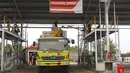 Pekerja menata drum berisi pelumas oli di Terminal Suplay Point (TSP) dan Distribusi Pelumas Pertamina di Batakan, Kalimantan Timur, Minggu (20/9/2015). TSP ini mampu menampung sebanyak 8.000 drum dan 820.000 Liter pelumas.(Liputan6.com/Yoppy Renato)