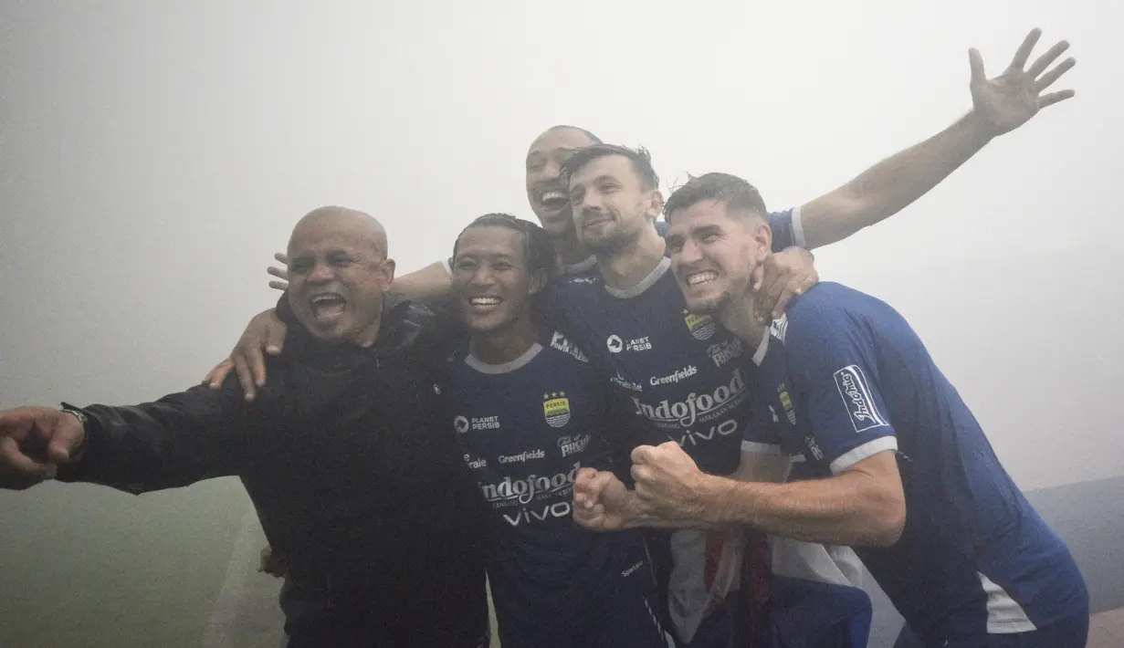 Maung Bandung menegaskan status juaranya dengan keunggulan delapan poin dari Dewa United FC yang finish sebagai runner-up. (Timur Matahari/AFP)