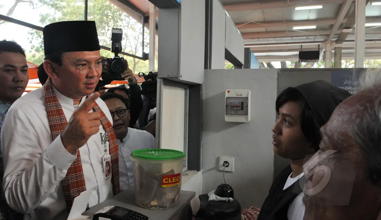 Gubernur DKI Basuki Tjahaja Purnama berbincang dengan salah satu pedangang usai meresmikan kantin Lenggang Jakarta di kawasan IRTI Monas, Jakarta, Jumat (22/5). (Liputan6.com/Herman Zakharia)