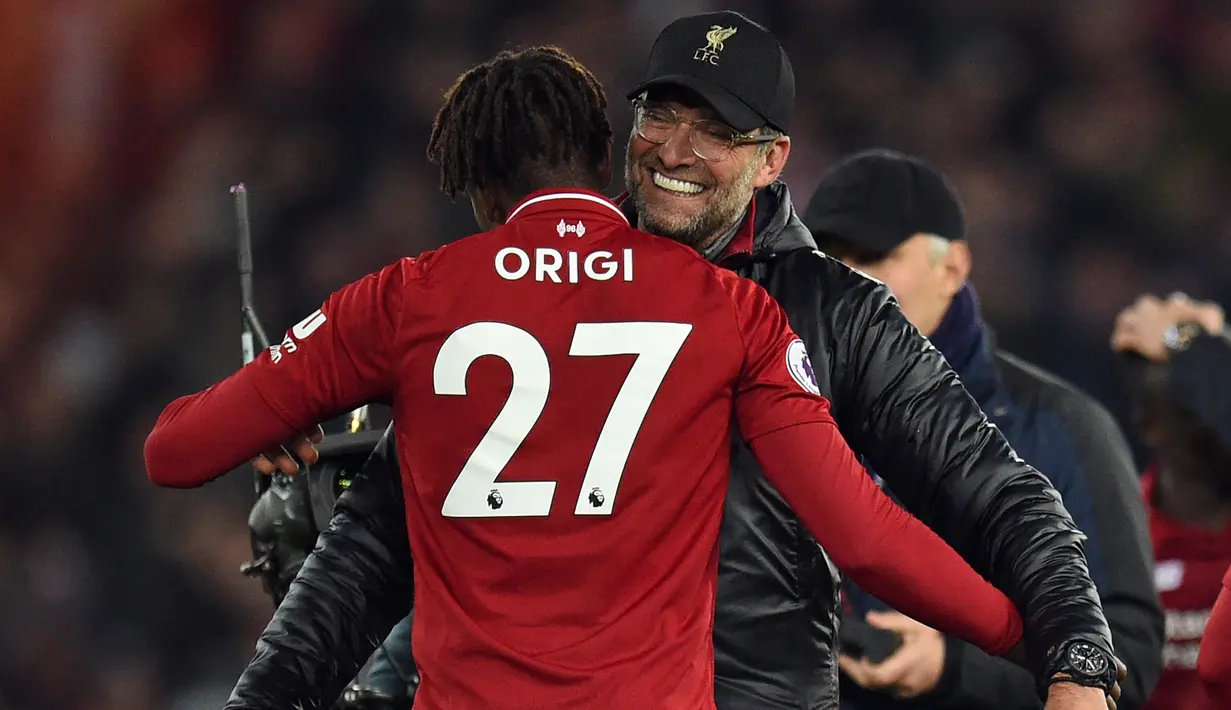 Pelatih Liverpool, Jurgen Klopp memeluk striker Divock Origi usai pertandingan melawan Everton pada lanjutan Liga Inggris di Anfield Stadium (2/11).  Origi mencetak gol pada menit ke-96  dan mengantar Liverpool menang 1-0. (AFP Photo/Oli Scarff)