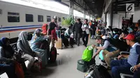 Calon penumpang kereta api menunggu pemberangkatan di Stasiun Pasar Senen, Jakarta, Selasa (16/4). PT KAI Daop 1 Jakarta mengoperasikan 11 KA tambahan dari Stasiun Gambir dan Pasar Senen. (Liputan6.com/Herman Zakharia)