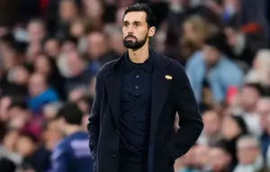 Pelatih kepala Real Madrid, Alvaro Arbeloa, menyaksikan pertandingan La Liga Spanyol antara Real Madrid dan Levante dari pinggir lapangan di Madrid, Spanyol, Sabtu, 17 Januari 2026. (AP Photo/Jose Breton)