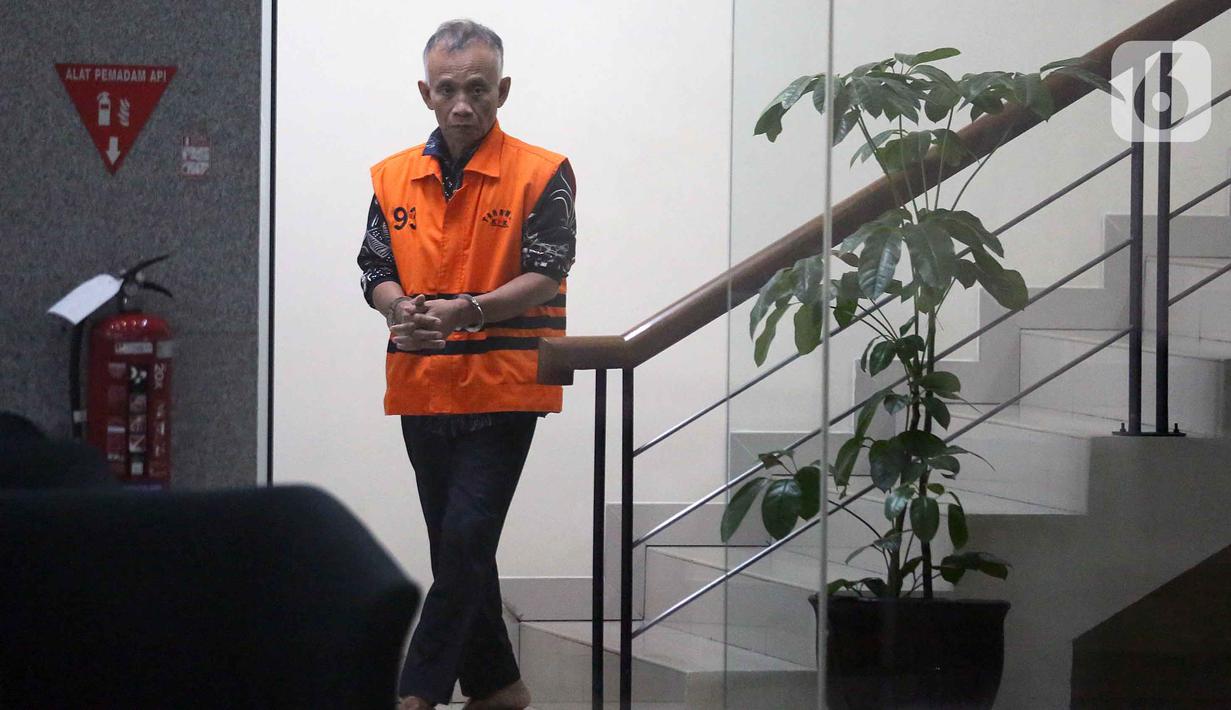 Pemeriksaan dilakukan di Gedung Merah Putih Komisi Pemberantasan Korupsi, Jakarta, Rabu (8/4/2026). Tampak dalam foto, tersangka kasus dugaan suap ijon proyek di lingkungan Pemerintah Kabupaten Bekasi, HM Kunang berjalan keluar Gedung Merah Putih Komisi Pemberantasan Korupsi, Jakarta, Rabu (8/4/2026). (Liputan6.com/Helmi Fithriansyah)