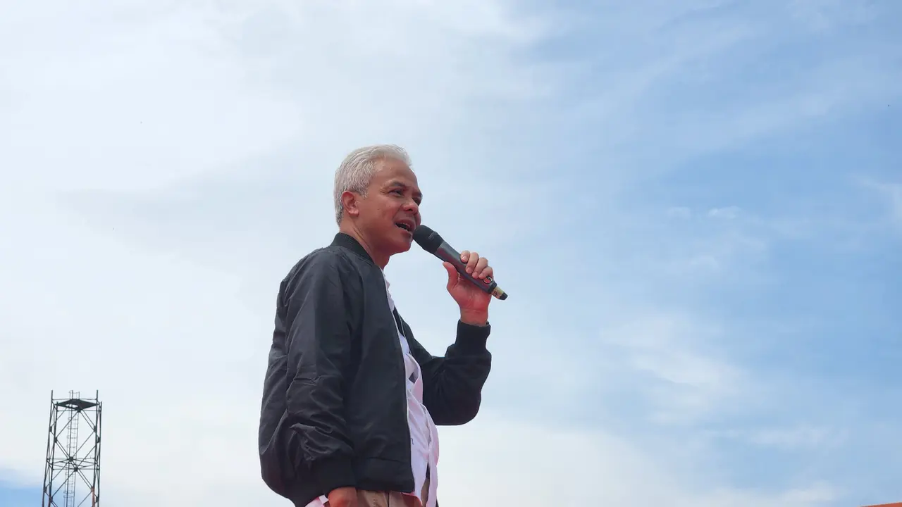 Calon presiden nomor urut 3 Ganjar Pranowo saat melakukan kampanye terbuka pada Hajatan Rakyat di Stadion Bima, Cirebon, Jawa Barat, Sabtu (27/1/2024). (Liputan6.com/Dicky Agung Prihanto)