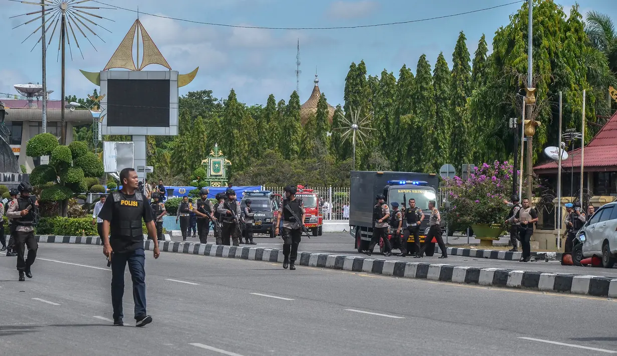 Suasana saat polisi bersenjata berjaga di sekitar Mapolda Riau, Rabu (16/5). Polisi menembak mati empat terduga teroris yang menyerang Mapolda Riau. (WAHYUDI/AFP)