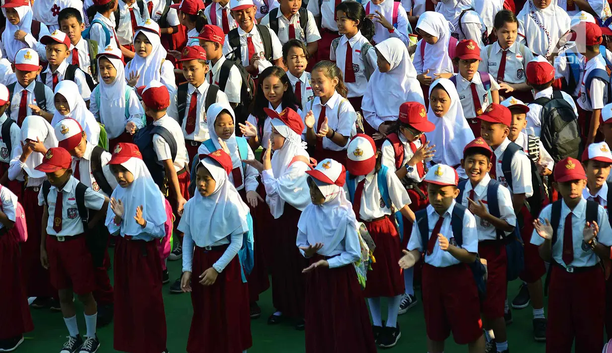 Murid-murid sekolah dasar berbaris di halaman sekolah SDN 03, Pesanggrahan, Jakarta Selatan, Senin (16/7). Hari ini merupakan hari pertama masuk sekolah bagi para siswa dari jenjang TK hingga SMA untuk tahun ajaran 2018-2019. (Merdeka.com/Arie Basuki)