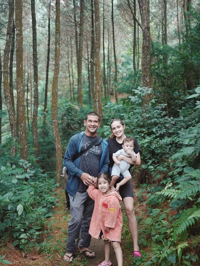 6 Potret Yasmine Wildblood Bersama Keluarga Liburan di Tengah Alam Bogor