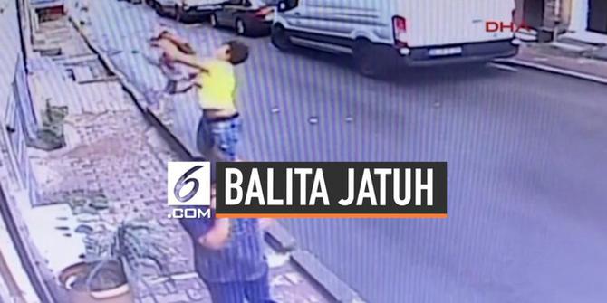 VIDEO: Detik-detik Menegangkan Pria Tangkap Balita Jatuh dari Gedung