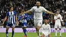 Striker Real Madrid, Karim Benzema, merayakan gol yang dicetaknya ke gawang Deportivo pada laga La Liga Spanyol. Madrid kini berada pada posisi tiga klasemen sementara. (AFP/Gerard Julien)