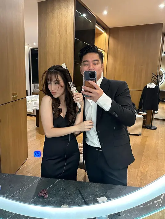 Lagi, kembali tampil bak pasangan dengan pose mirror selfie yang manis. Ayu Ting Ting terlihat sedang menata rambutnya, mengenakan dress tanpa lengan berwarna hitam. Sedangkan Boy yang mengambil selfie mengenakan kemeja putih ditumpuk dengan blazer hitam dan celana panjang hitam. [Foto: Instagram/boywilliam17]