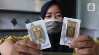 Pekerja menunjukkan emas di galeri 24 Pegadaian, Tangerang, Selasa (7/7/2020). Harga emas Pegadaian khusus batangan 1 gram cetakan Antam hari ini naik Rp 4.000 atau 0,42% ke level Rp 950.000/gram dari harga hari sebelumnya. (Liputan6.com/Angga Yuniar)