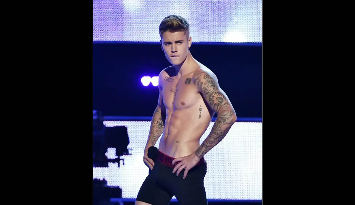 Justin Bieber berpose usai membuka pakaiannya di atas panggung acara "Fashion Rocks", New York, (9/9/14). (Theo Wargo/Getty Images for Three Lions Entertainment/AFP)