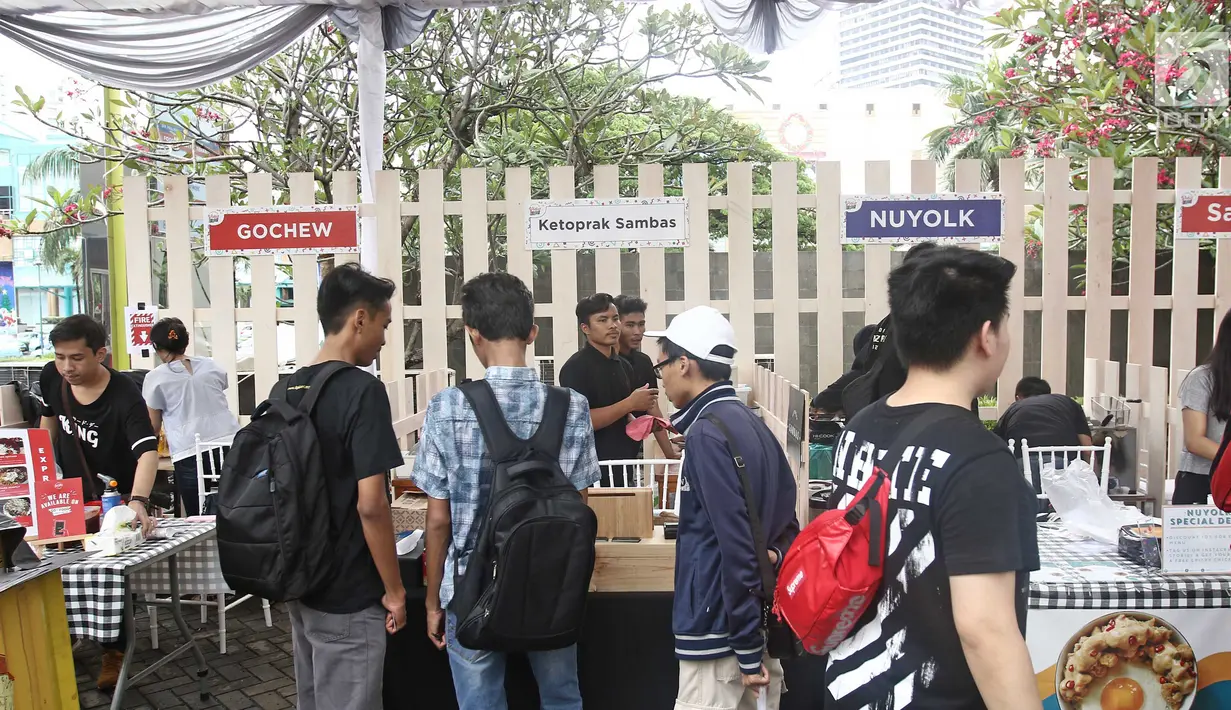 Pengunjung memadati stand makanan di acara BRIZZI Vidio Fair 2017 di The Space Senayan City, Jakarta, Sabtu (9/12). Vidio Fair juga menghadirkan festival kuliner kekinian dengan jajanan masa kini yang dapat menggoyang lidah. (Liputan6.com/Herman Zakharia)