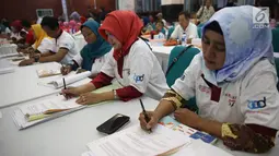 Sebanyak 80 pelaku UMKM binaan OK OCE menandatangani akad Kredit Monas Pemula, Kamis (7/9), Jakarta. Sejak April 2018, penyaluran kredit mikro tumbuh signifikan sebesar 62,34% dari Rp334,10 miliar per April 2017. (Liputan6.com/Pool/Budi)