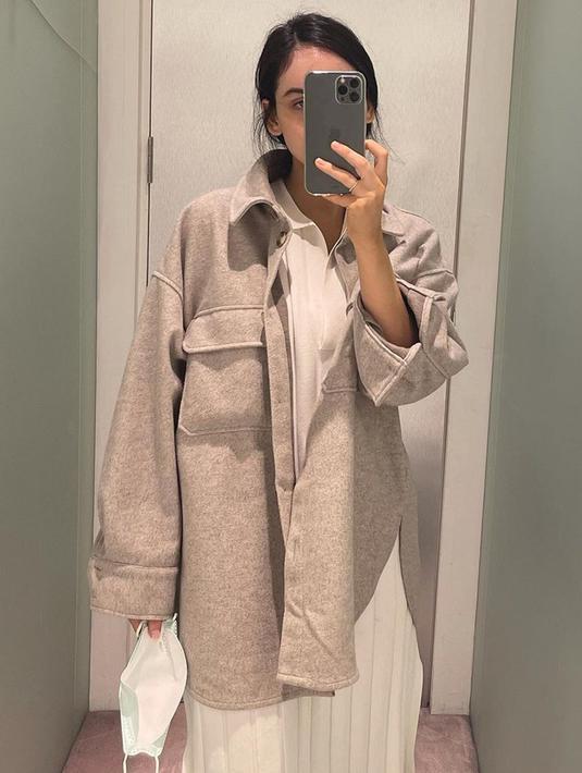 Kesukaannya terhadap mirror selfie, membuat Sabina Paz selalu abadikan momen. Ia unggah foto mirror selfie dengan outfit yang menawan. Gaya kece Sabina ini sukses bikin warganet terpesona. (Liputan6.com/IG/sabinapazz)