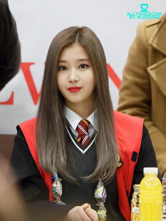 8 Foto Sana Twice dengan 8 Warna  Rambut  yang Berbeda 