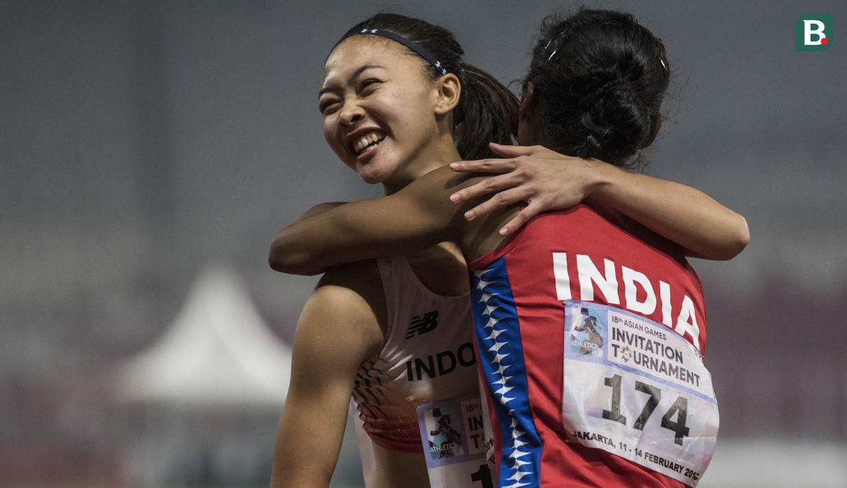 Pelari Indonesia, Ulfa Silviana, usai tampil pada Invitation Tournament Asian Games 2018 cabang atletik nomor 200 m di SUGBK, Jakarta, Selasa (13/2/2018). Meski kalah dirinya memecahkan rekor pribadi dengan 24,86 detik. (Bola.com/Vitalis Yogi Trisna)