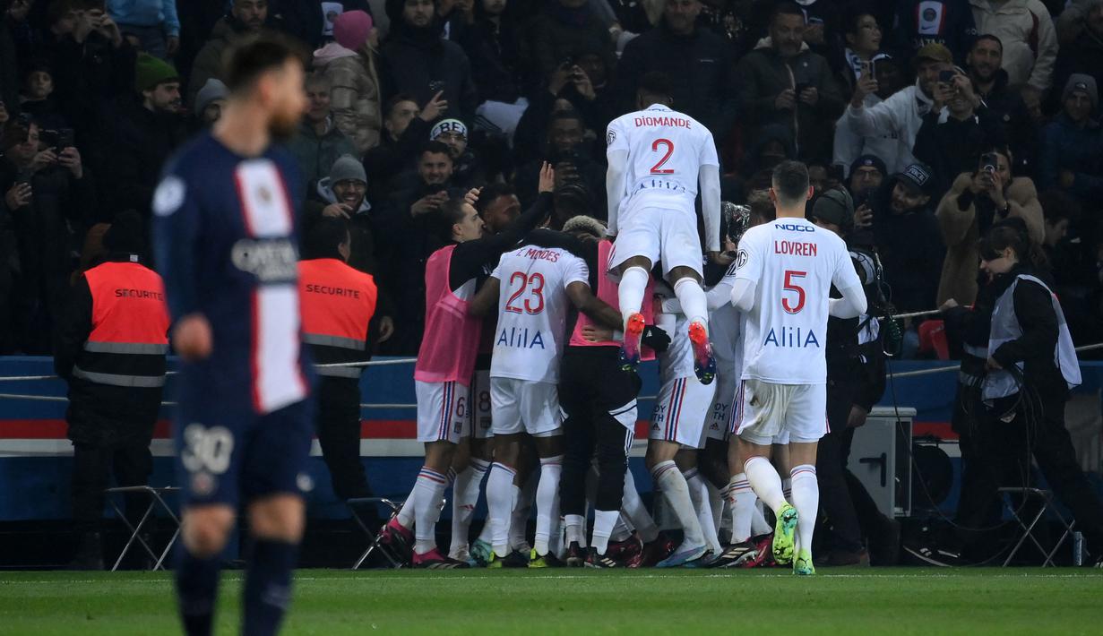 Pemain Lyon merayakan gol yang dicetak oleh Bradley Barcola ke gawang Paris Saint-Germain pada laga pekan ke-29 Liga Prancis 2022/2023 di Parc de Pricess, Paris, Senin (3/4/2023) WIB. Lyon menang dengan skor 1-0. (AFP/Franck Fife)