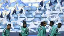 <p>Para pemain Madrid melakukan pemanasan saat sesi latihan tim di Stadion Etihad di Manchester, barat laut Inggris, pada 25 April 2022. Real Madrid akan bertanding melawan Manchester City pada leg pertama semifinal Liga Champions. (AFP/Oli Scarff)</p>