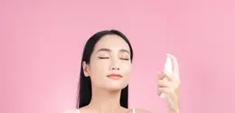 Setting spray pilihan agar makeup tetap fresh dan tahan seharian. (makistock/Depositphotos)
