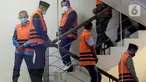 Sejumlah tersangka dugaan suap terkait pengadaan barang dan jasa di Dinas PUPR dan pengesahan APBD Kabupaten Muara Enim Tahun 2019 bersiap mengikuti rilis penetapan dan penahanan di Gedung KPK, Jakarta, Senin (13/12/2021). KPK resmi menahan 15 tersangka baru. (Liputan6.com/Helmi Fithriansyah)