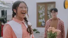 Penampilaan Tiara Andini saat syuting video klip terbarunya dengan busana vintage. Penyanyi muda asal Jember ini tampil chic dengan kacamata bening dan kemeja retro. (Liputan6.com/IG/@tiaraandini)