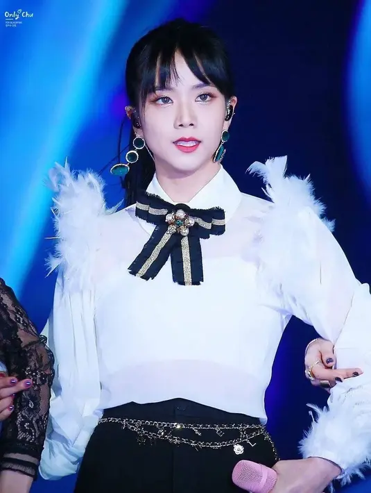 Biasanya Jisso selalu tampil dengan rambut yang warna-warni. Namun ia tampak begitu elegan dengan warna rambut hitam. (Foto: koreaboo.com)