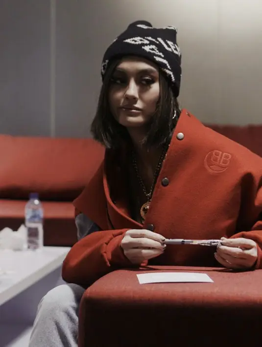 Agnez Mo mengenakan Collage Jaket merah dari Balenciaga seharga Rp35 juta, dengan aksesori bennie hitam bertulisakn Balenciaga seharga Rp4 jutaan. @agnezmo.