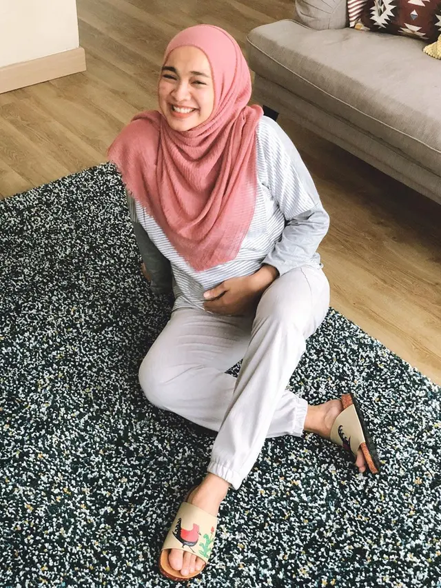 Tetap Aktif di Lokasi Syuting, Ini 6 Potret Cantik Tika Bravani Pamer Baby Bump