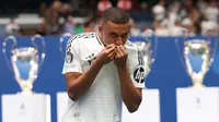 Mbappe menggunakan nomor punggung 9 di Madrid. (Pierre-Philippe MARCOU / AFP)