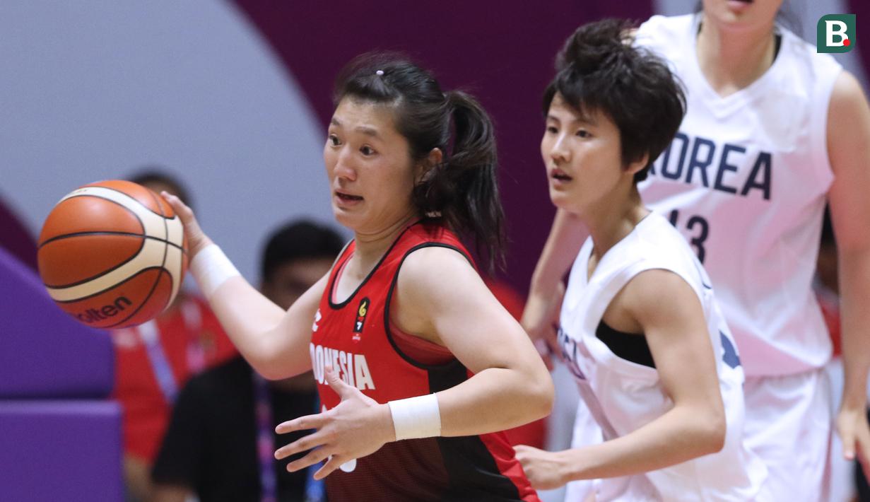 Pebasket putri Indonesia, Henny Sutjiono (kiri) menghindari kejaran pemain Korea, Kim Hye Yon pada babak penyisihan Grup X Basket Putri Asian Games 2018 di Jakarta, Rabu (15/8). Indonesia kalah 40-108. (Liputan6.com/Helmi Fithriansyah)