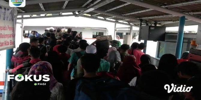 Ribuan Pemudik Pejalan Kaki Padati Gang Way di Pelabuhan Merak
